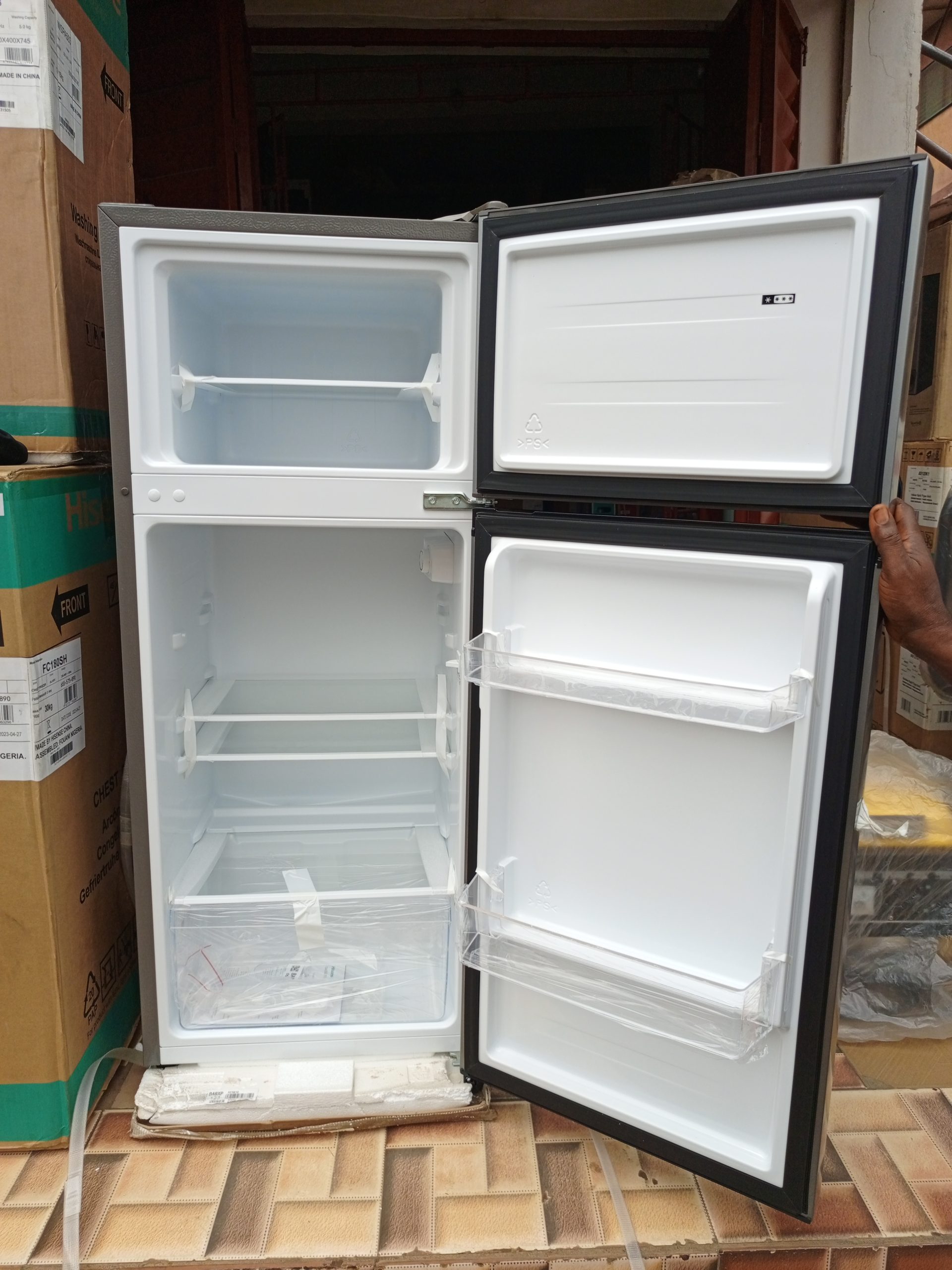 hisense-ref-172dr-124l-refrigerator.jpg Hisense REF 172DR 124L Top Freezer 2-Door Refrigerator
